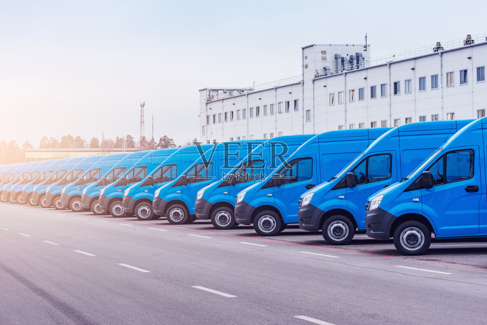 货运卡车停靠在仓库附近。照片摄影图片