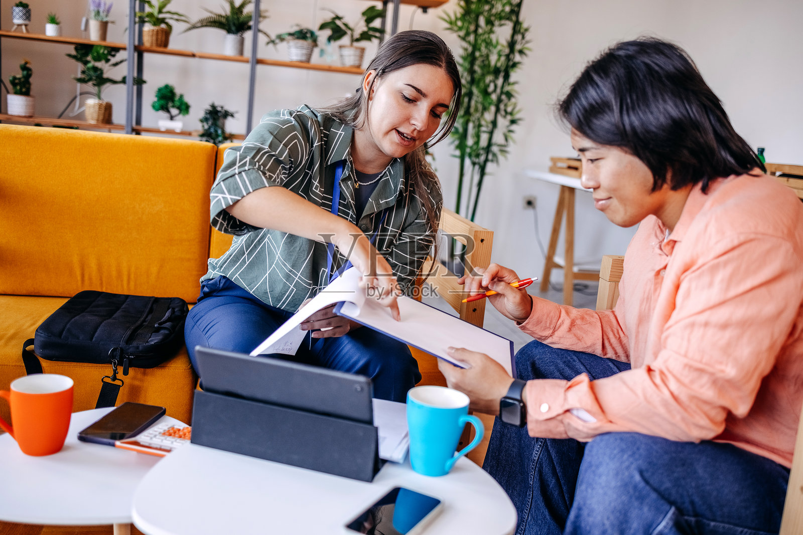 金融顾问在客户家中使用笔记本电脑进行现场工作，努力寻找最佳投资方案。照片摄影图片