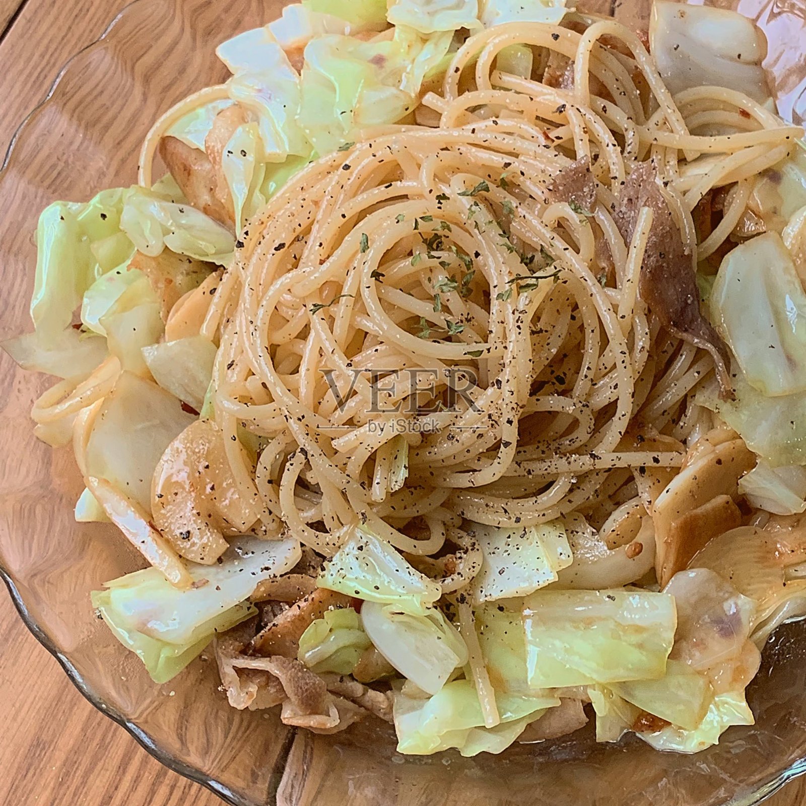 一盘完美煮熟的意大利面，上面浇有浓郁的番茄酱和新鲜的香草。非常适合食品摄影和菜单，生动展现了意大利美食的精髓。照片摄影图片