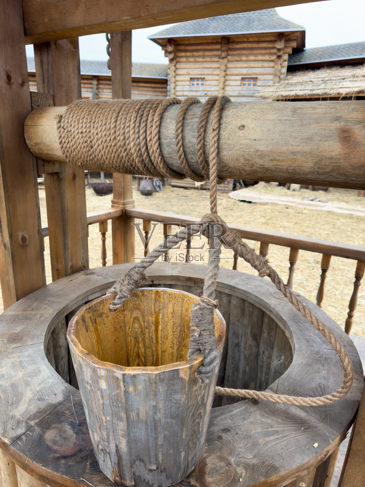 一个生锈的桶上挂着一根绳子照片摄影图片