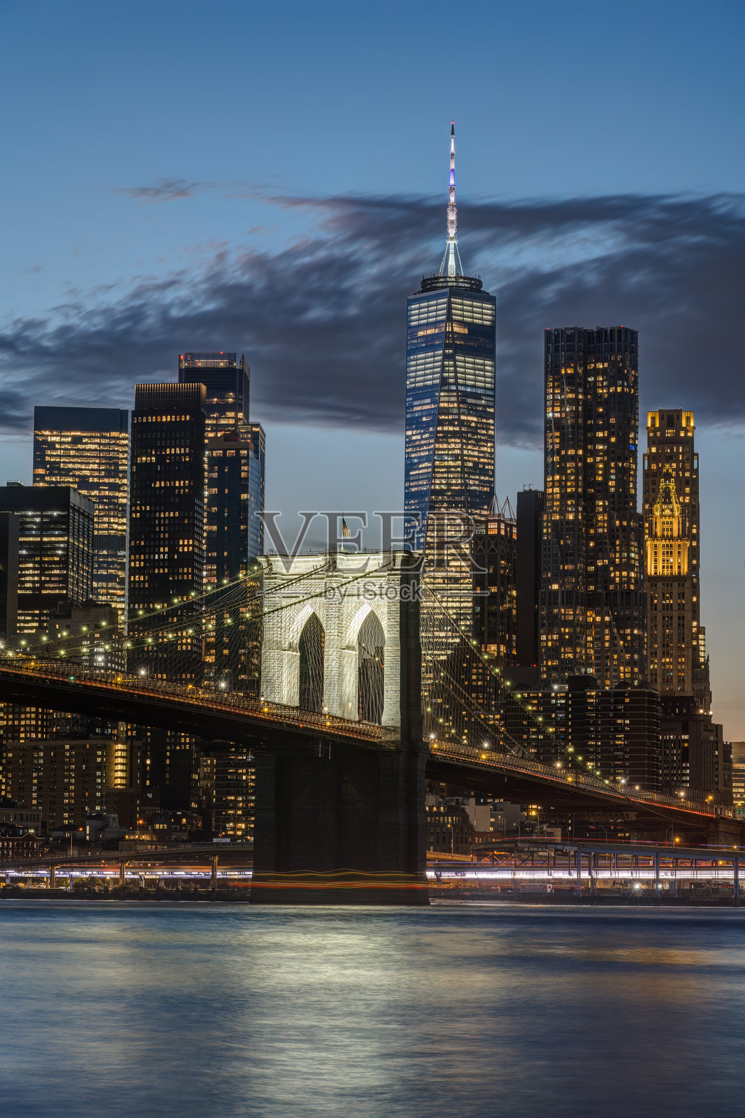 标志性的布鲁克林大桥与纽约下曼哈顿的天际线在黄昏时分照片摄影图片