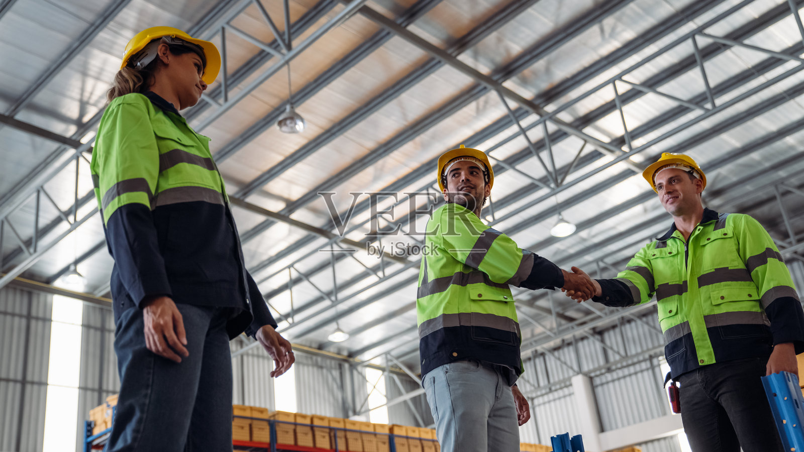 工作人员正在办公室文档存储区工作。仓库工人在生产部门检查货架上的库存。照片摄影图片