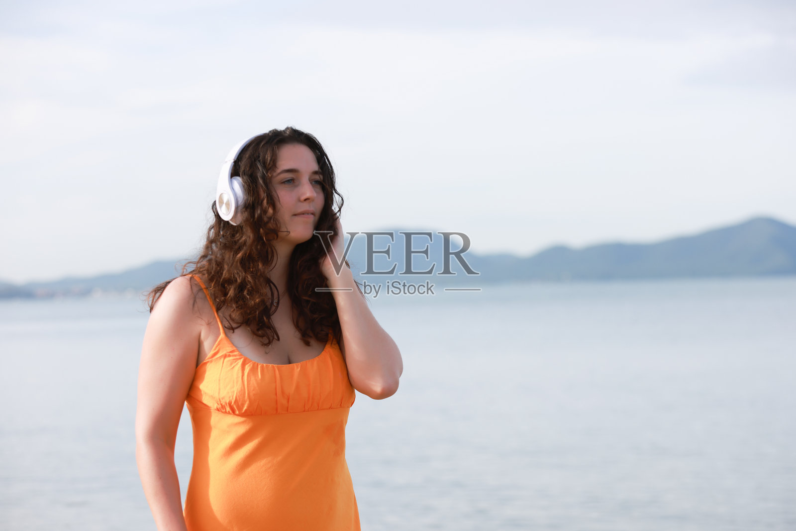 一位快乐年轻母亲在海边沙滩上的肖像。家庭生活方式。母爱的体现。照片摄影图片