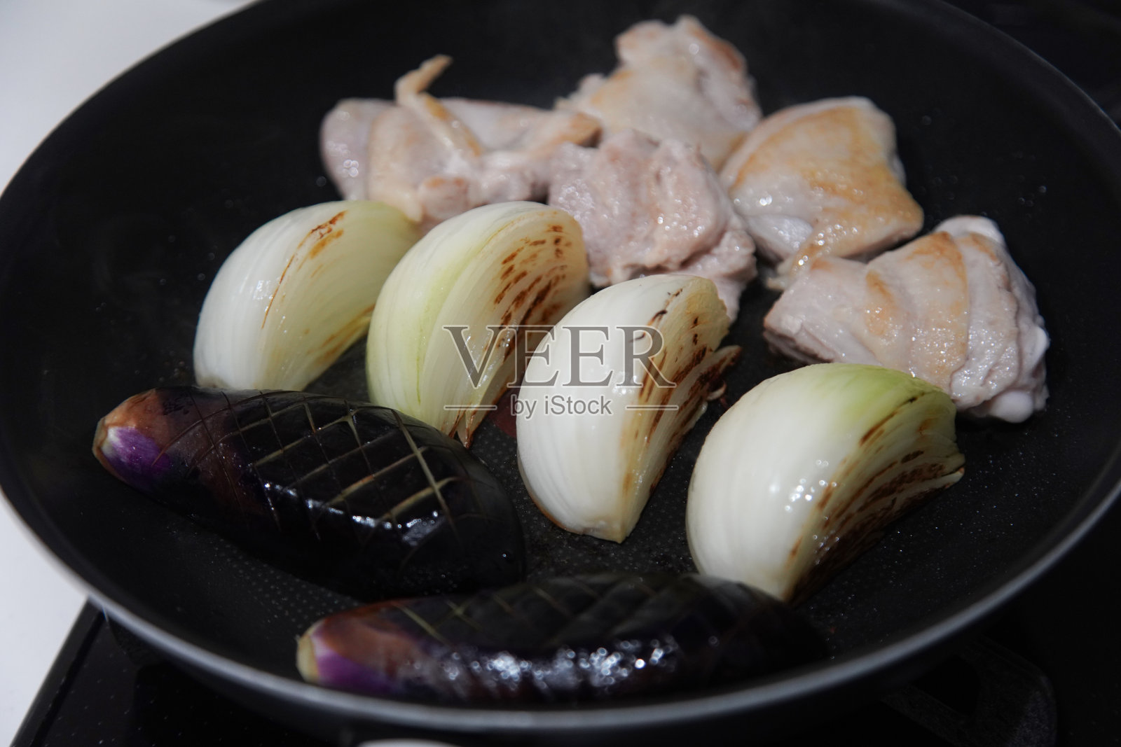 烤鸡腿、洋葱和茄子照片摄影图片
