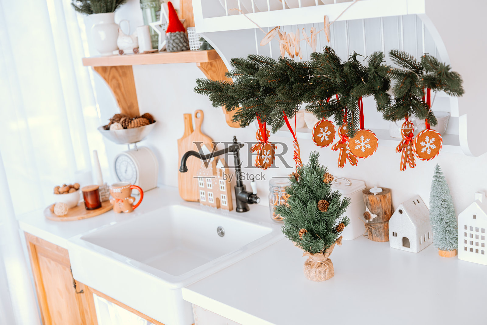 温馨的厨房装饰着圣诞饰品和一棵小树照片摄影图片