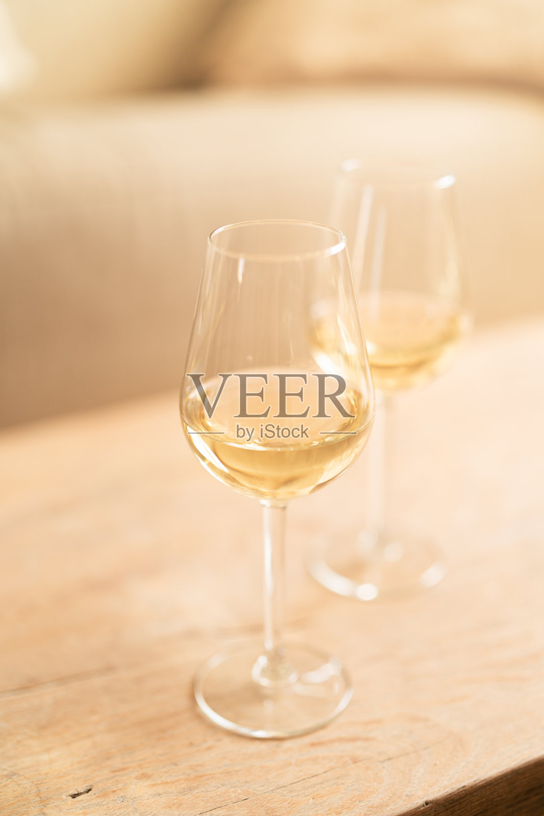 家中乡村风格的木桌上放着两杯白葡萄酒照片摄影图片