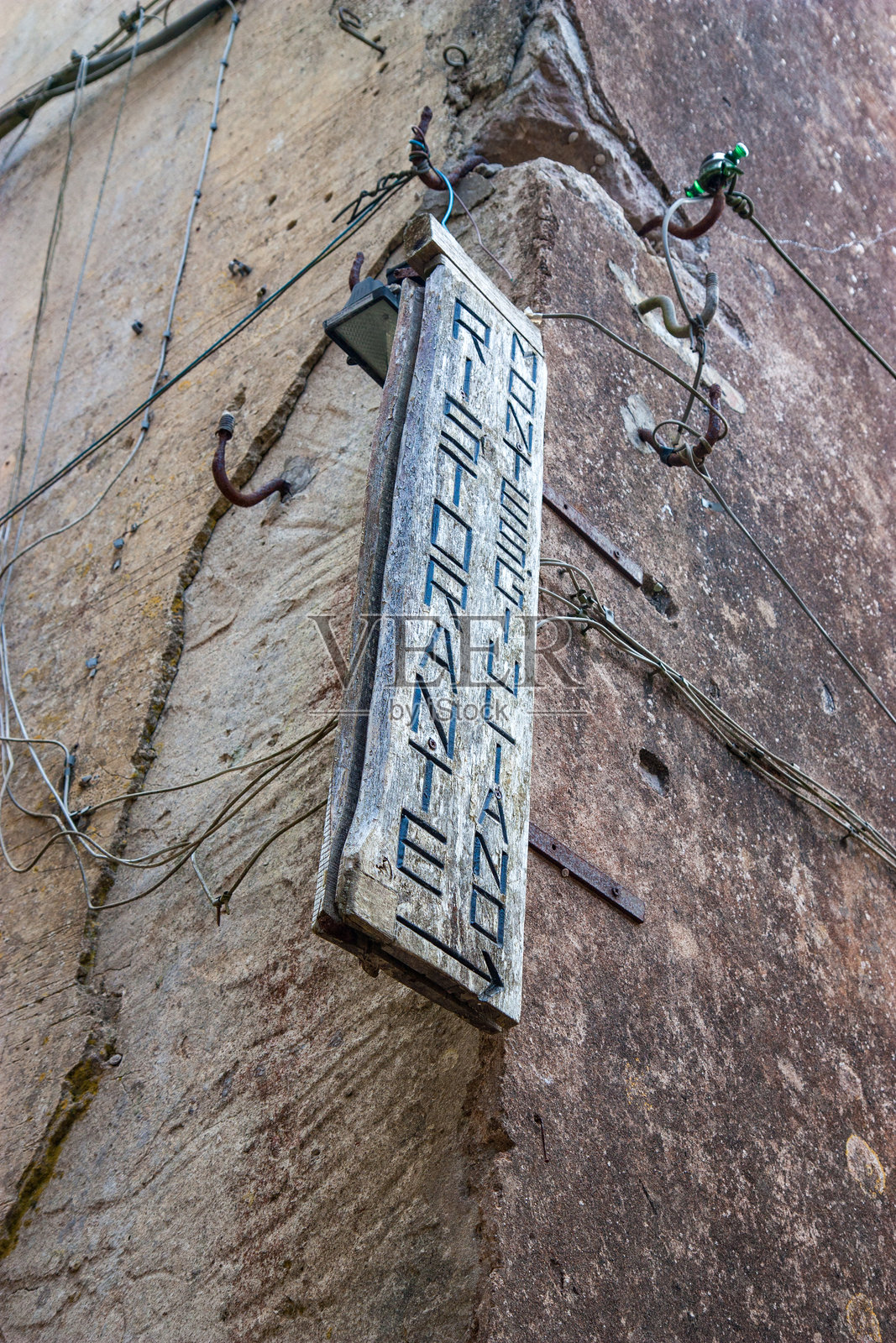 刻字的旧木质广告牌照片摄影图片