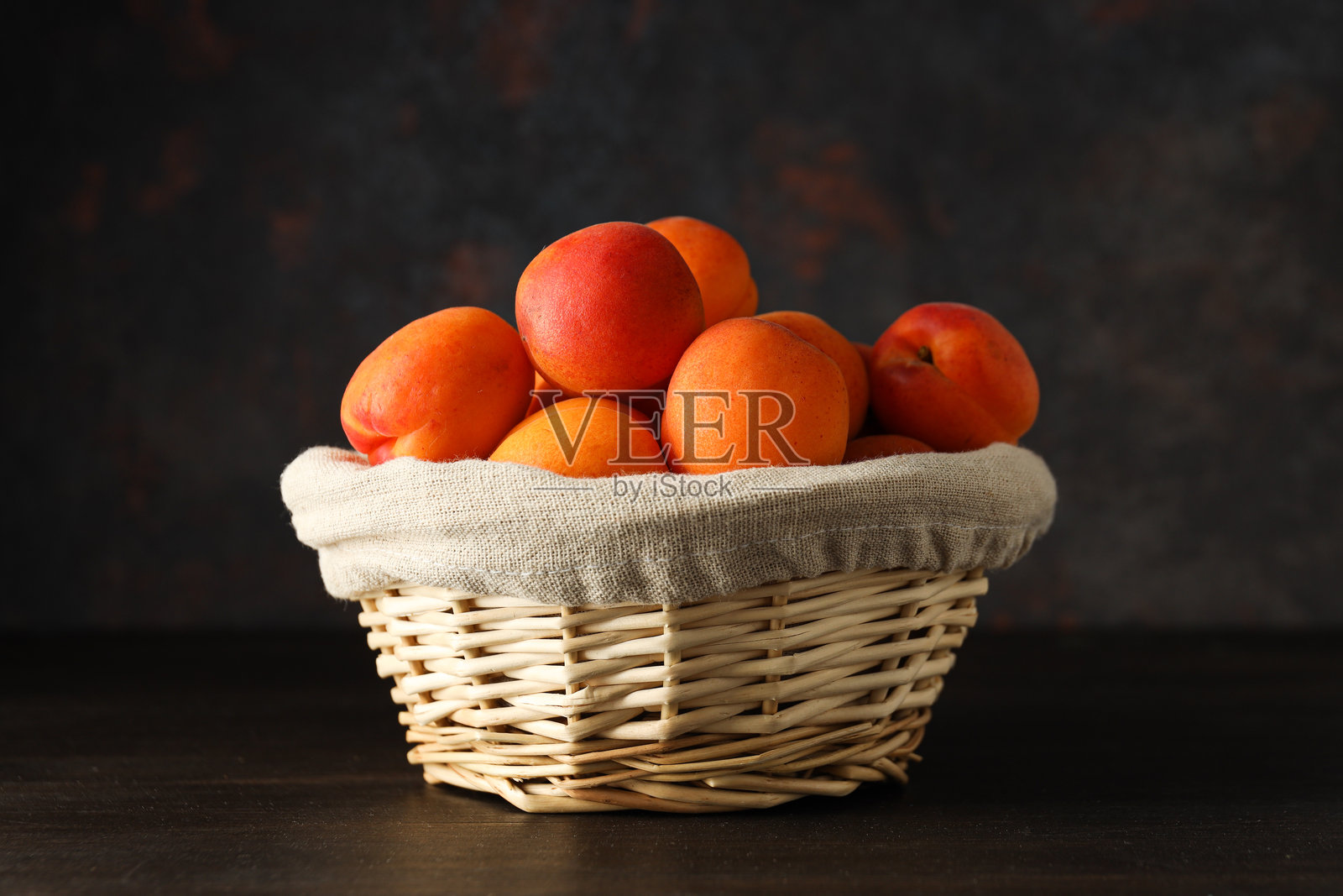 杏子构图，体现美味新鲜水果的概念照片摄影图片