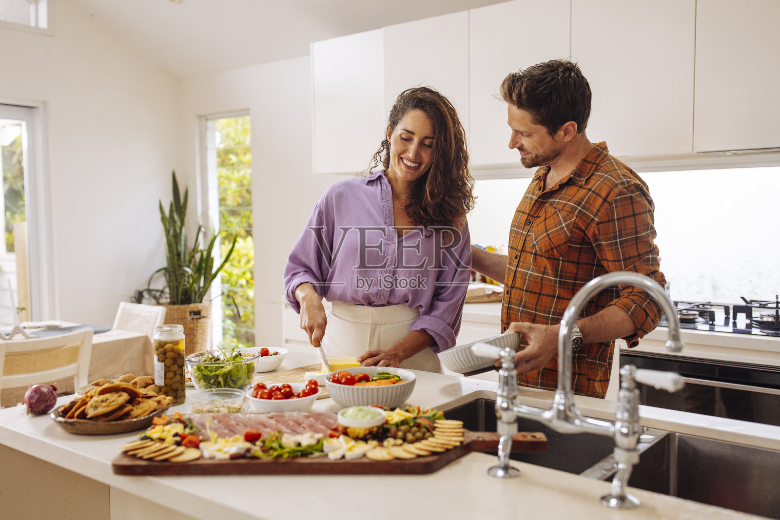一起在厨房照片摄影图片
