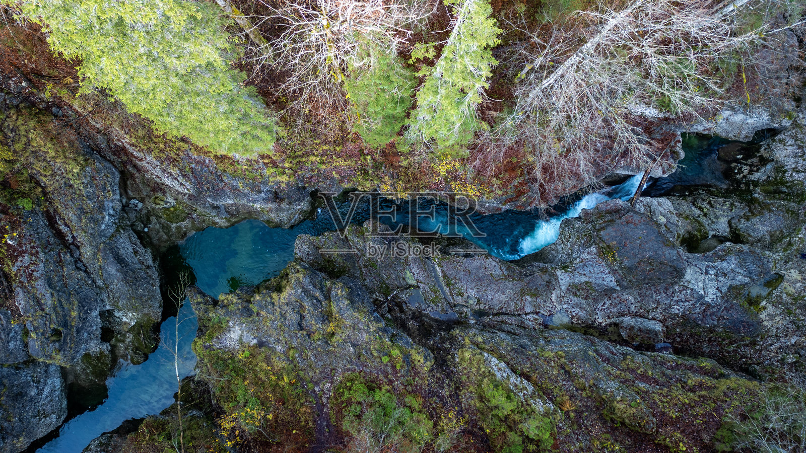巴伐利亚森林中的瓦尔亨克拉姆峡谷中的溪流和瀑布照片摄影图片