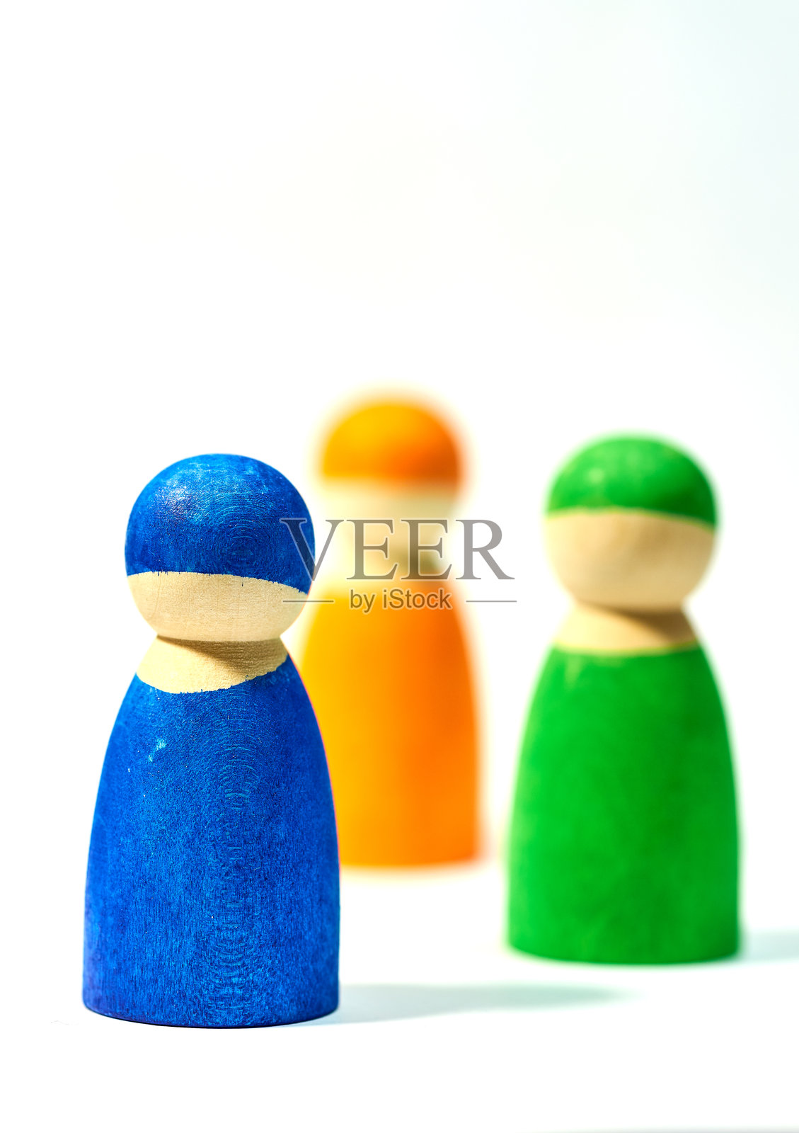 色彩斑斓的木制玩偶与简约的手工空间照片摄影图片