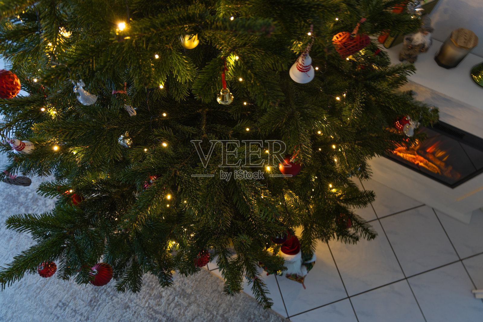 装饰有饰品和花环的圣诞树。圣诞树装饰。照片摄影图片