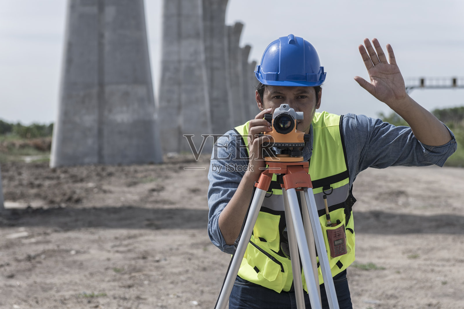 技术员在施工现场使用水平仪进行测量照片摄影图片