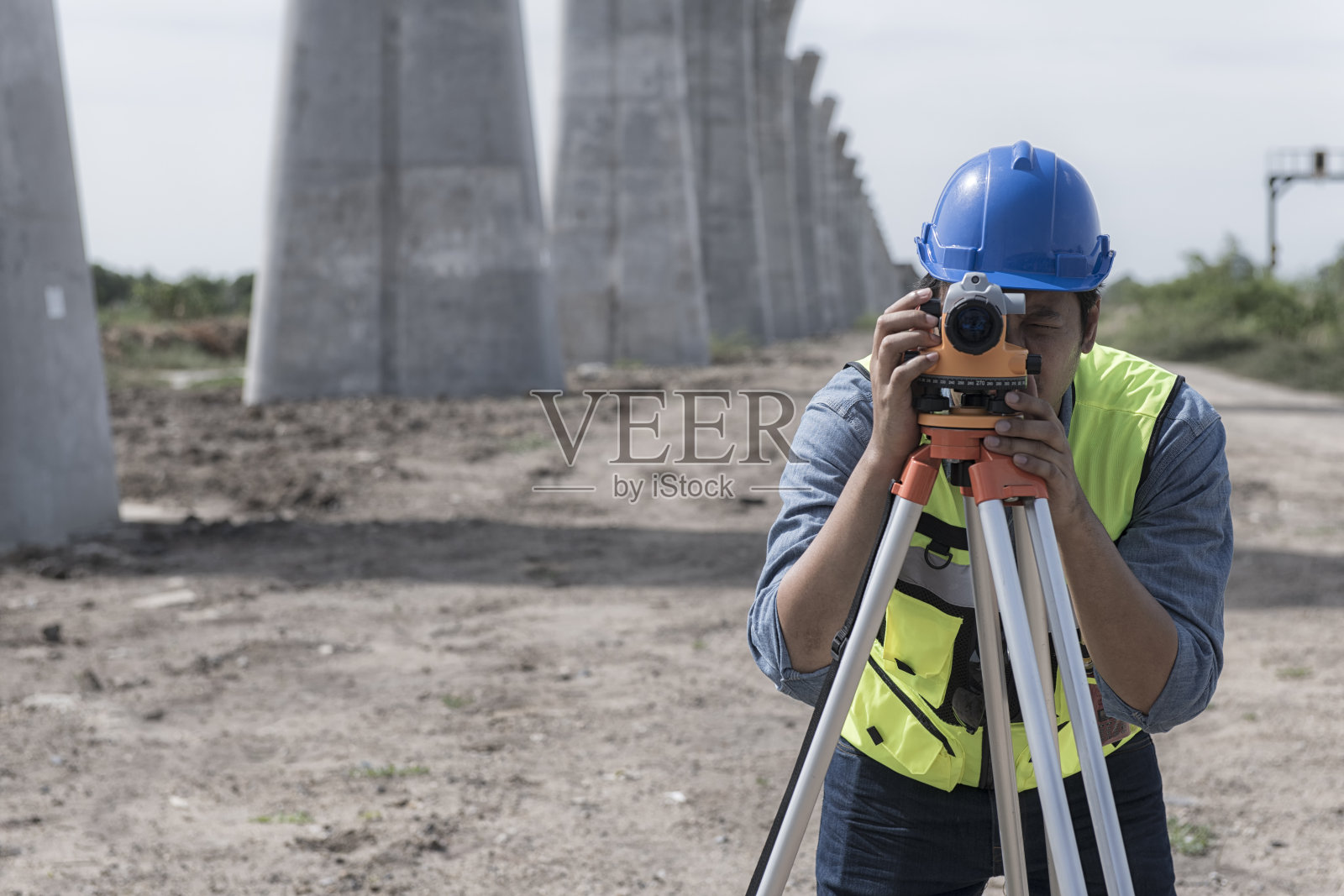 技术员在施工现场使用水平仪进行测量照片摄影图片