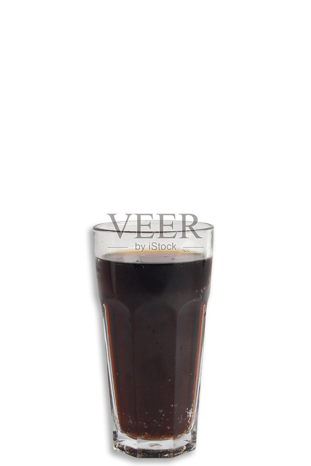 清澈玻璃杯中的清爽冷饮，背景为白色照片摄影图片