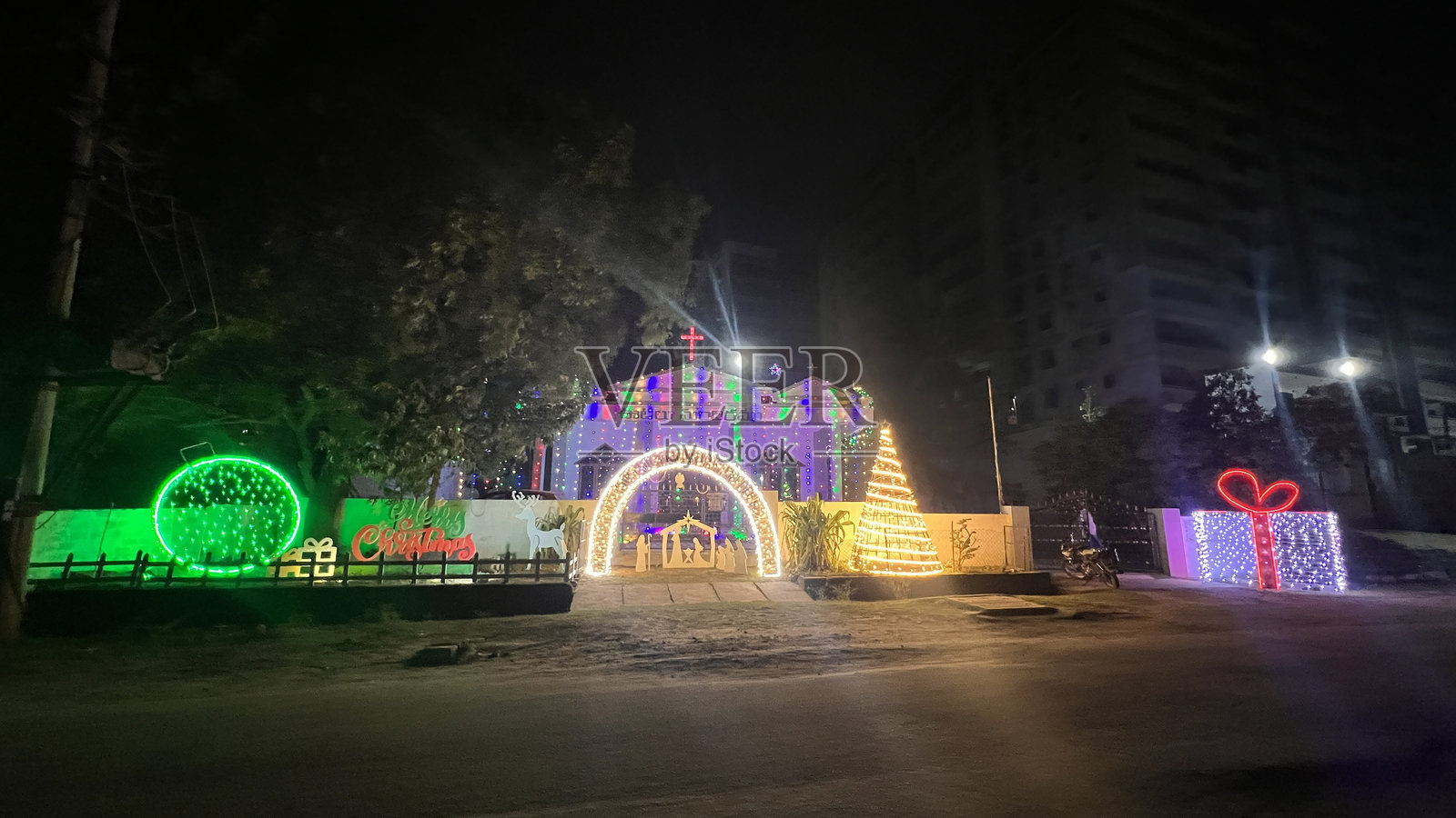 圣诞装饰。圣诞LED灯光展示。五彩缤纷的圣诞球。照片摄影图片