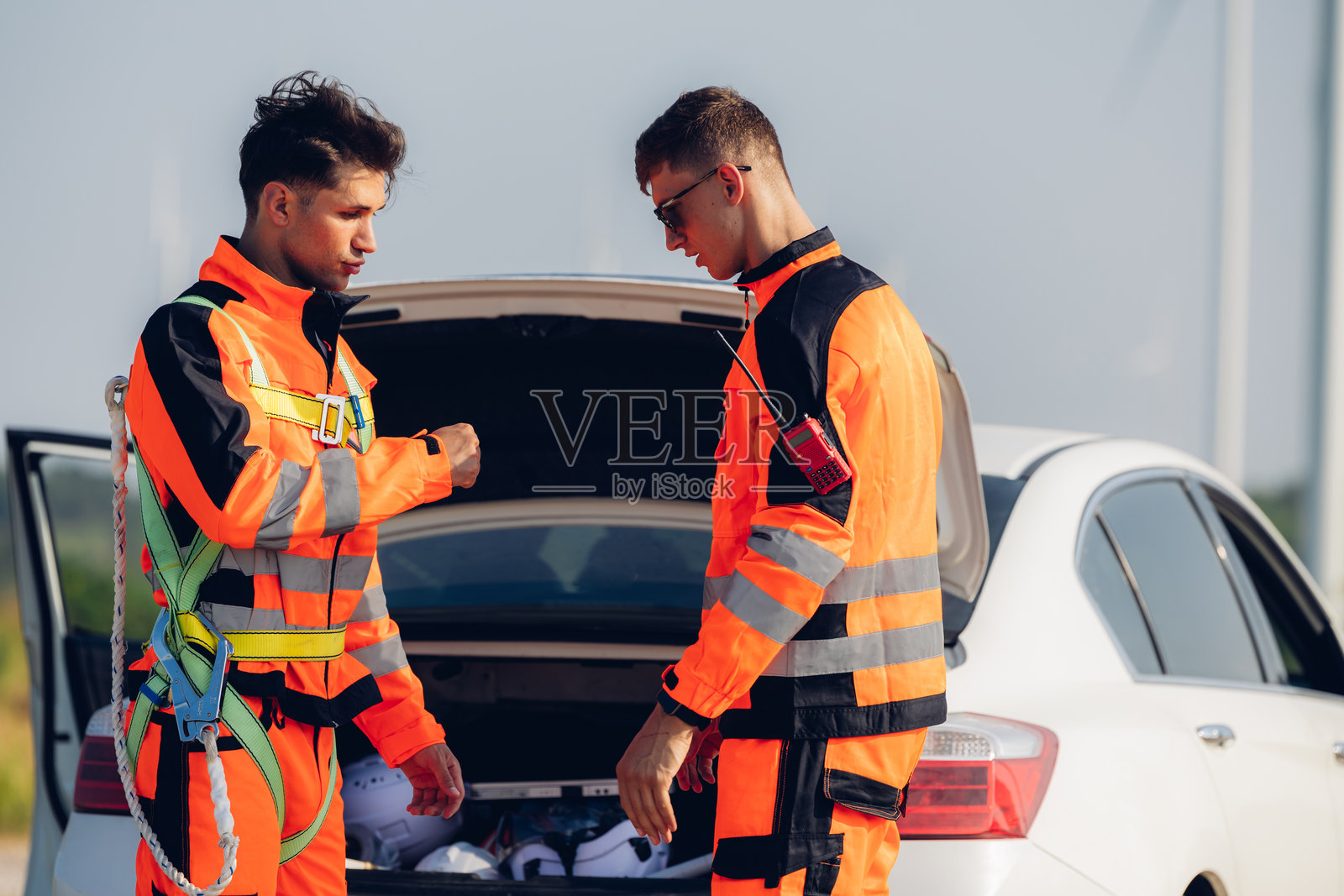 调查团队未来的替代能源。工程师在日落时检查风力涡轮机。风力涡轮机可再生能源技术与可持续性。照片摄影图片