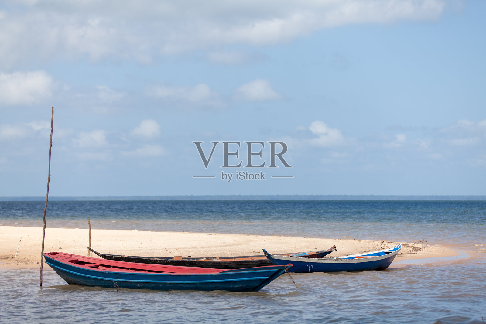 在阿尔特尔·多·香（Alter do Chão）的爱之岛（葡萄牙语：Ilha do Amor）上的独木舟。照片摄影图片