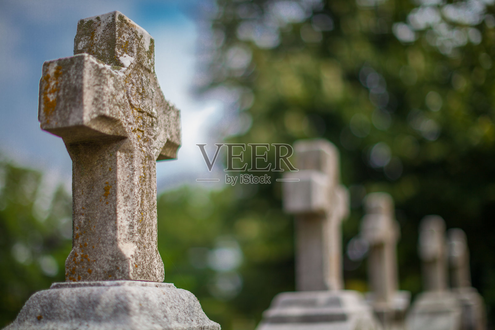 墓碑上的十字架排列照片摄影图片