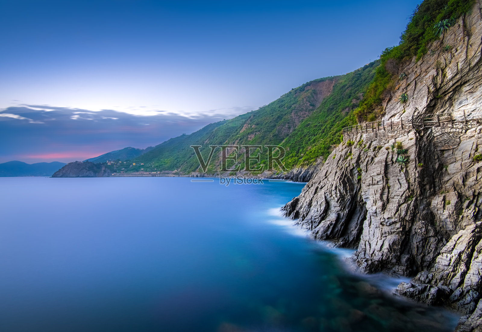 宁静海边环境中，黄昏时分壮丽的海岸线与崎岖的悬崖照片摄影图片