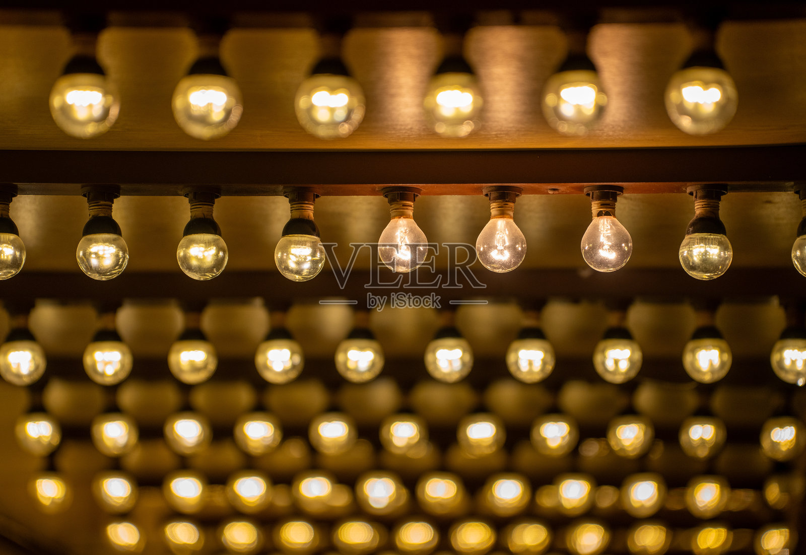 明亮的复古灯泡在室内空间中营造出温暖而宜人的氛围照片摄影图片