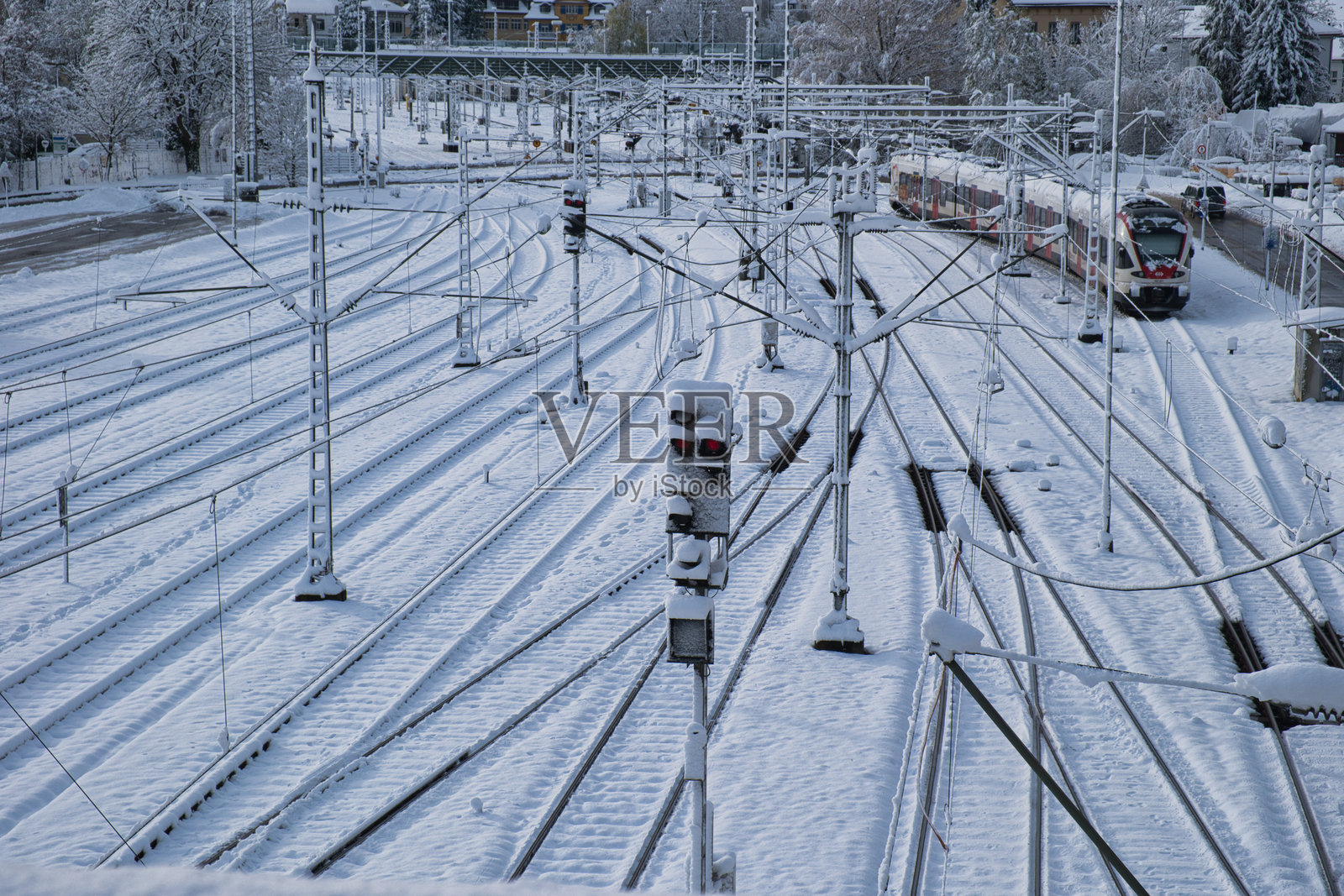 康斯坦茨的铁轨被雪覆盖照片摄影图片