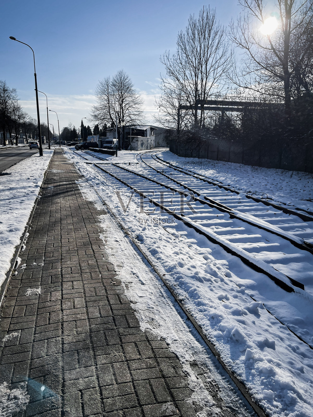 被雪覆盖的火车轨道通向冰冻的过去。照片摄影图片