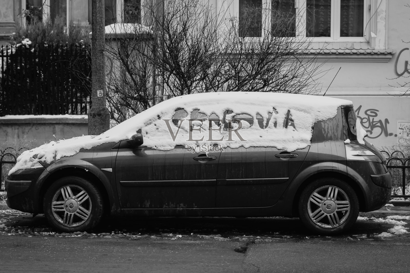 雪中在停放的汽车上写着“克拉科夫”。照片摄影图片