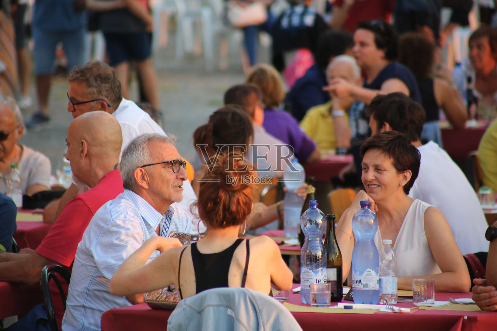 村庄集市节的户外餐厅用餐照片摄影图片