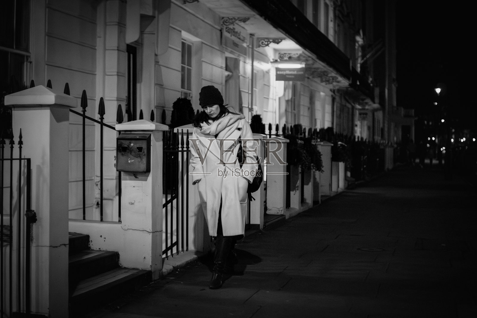 在伦敦街头的孤独散步。照片摄影图片