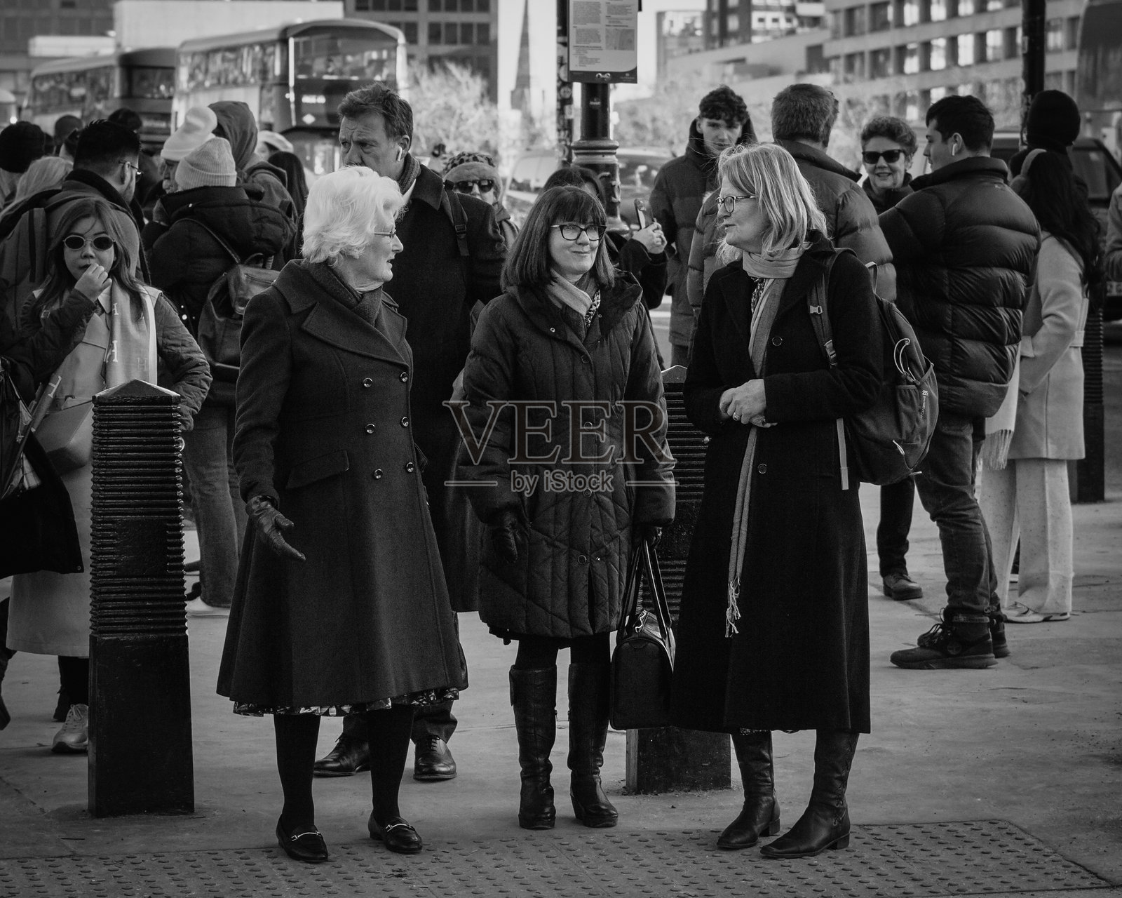 伦敦街头的通勤者与城市活力。照片摄影图片