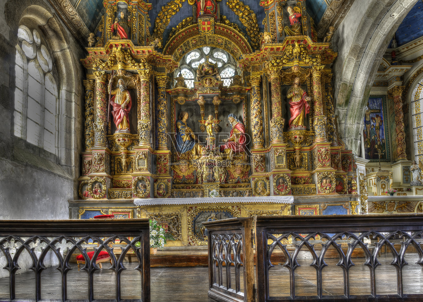 法国科曼纳 - 这座教堂属于科曼纳教区，靠近（教区围墙）。照片摄影图片