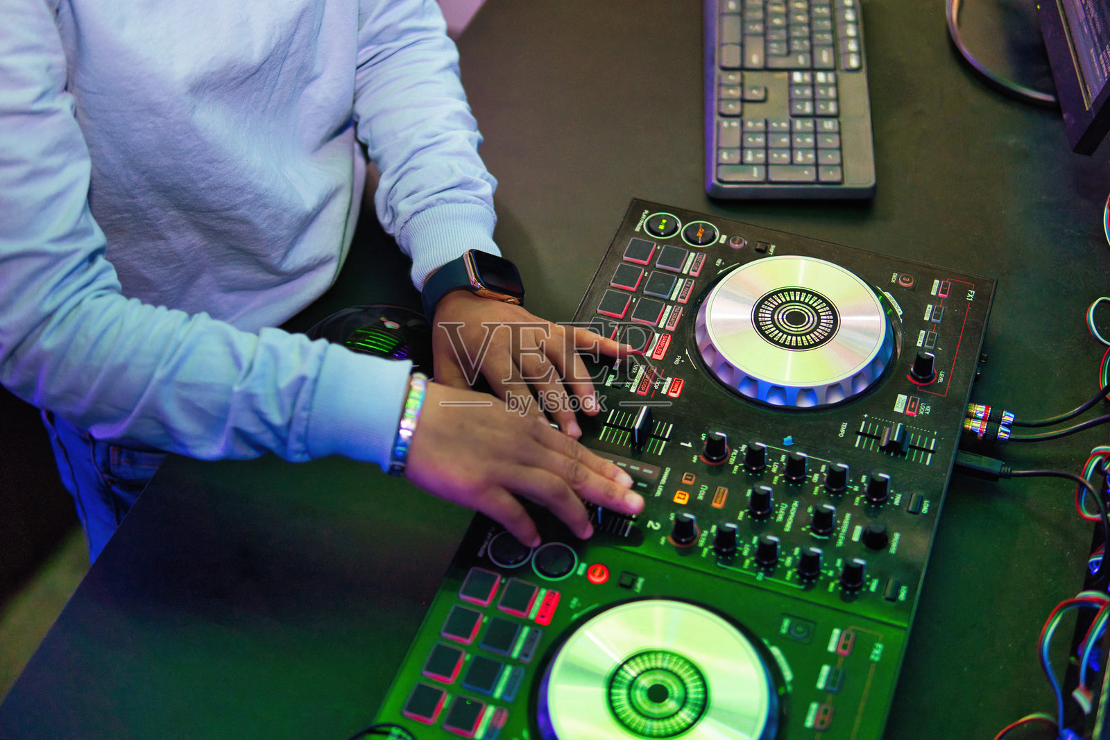 一个人正在使用黑色控制器进行DJ表演照片摄影图片
