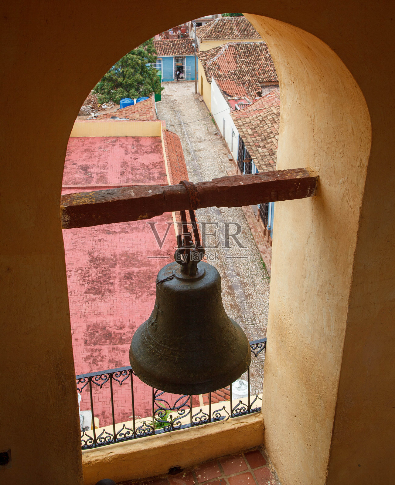 圣方济各修道院的钟楼和古老的石板街道，背景是古巴特立尼达的历史殖民建筑照片摄影图片