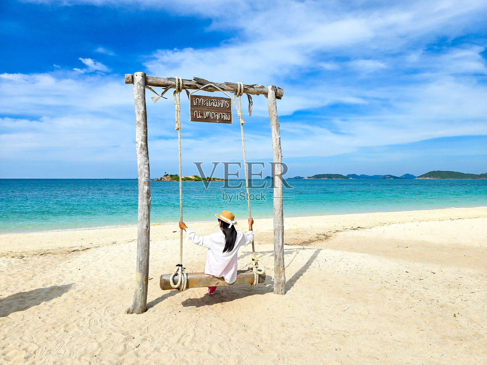 在泰国萨梅山岛发现宁静，享受宁静的海滩秋千照片摄影图片