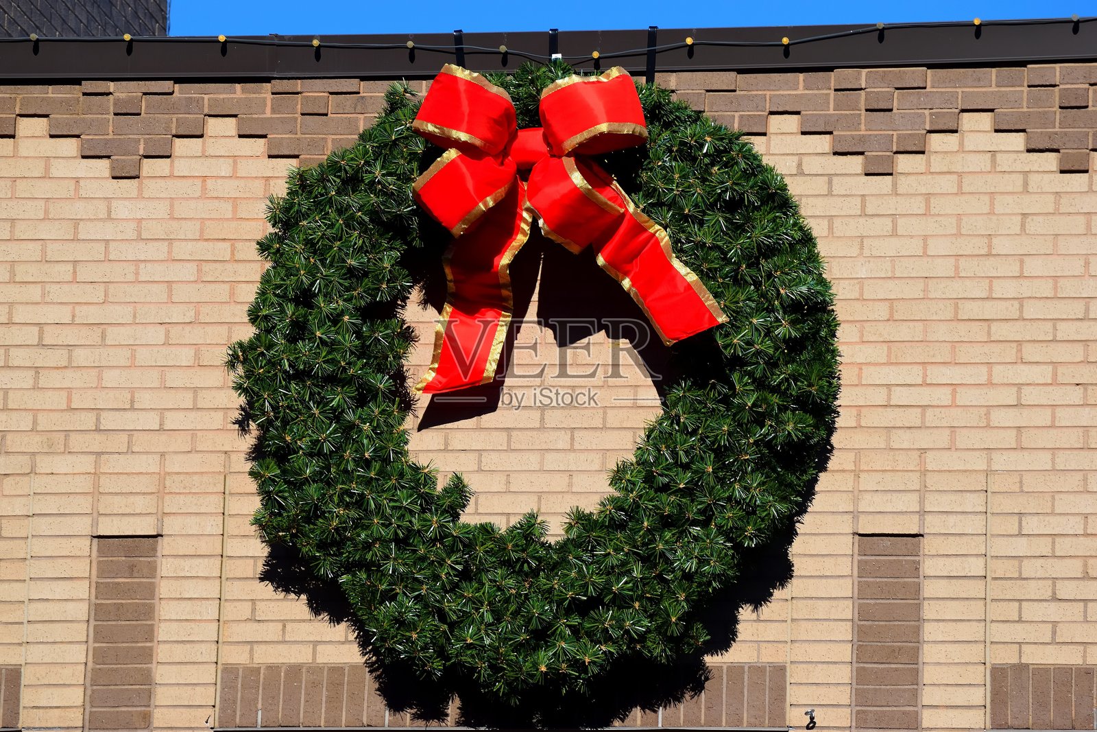 建筑外部的大型圣诞花环照片摄影图片