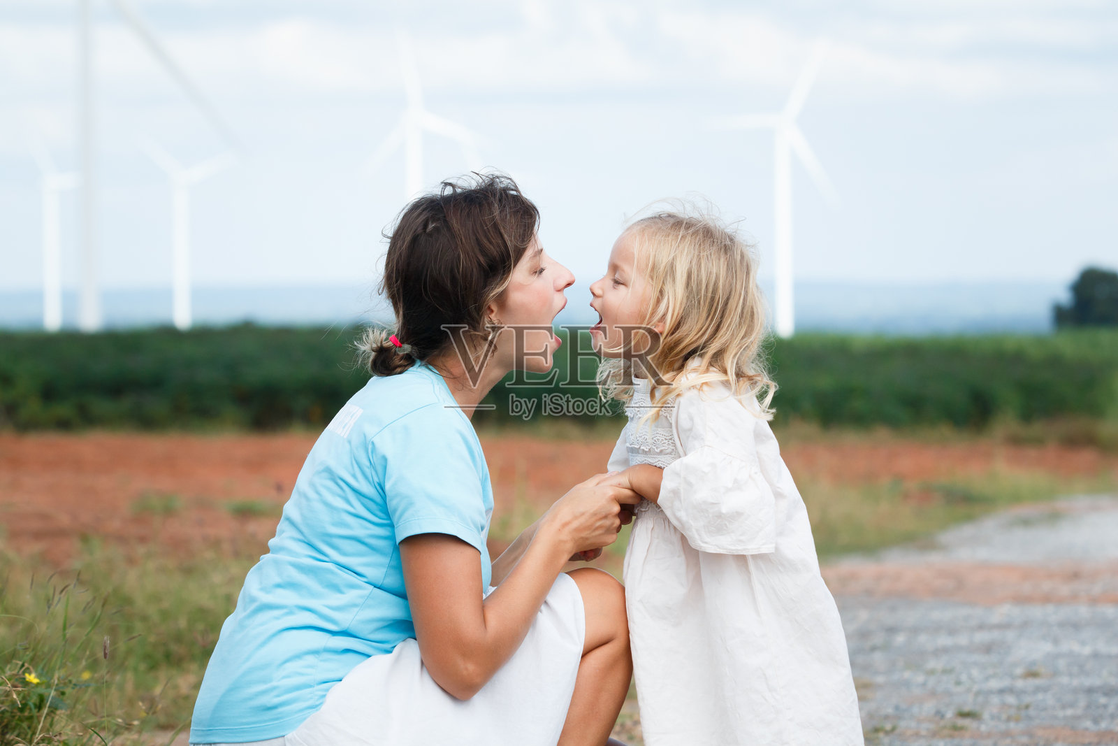 母女在大自然中享受放松时光。照片摄影图片