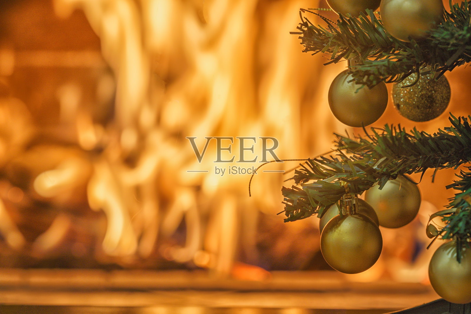壁炉前的圣诞装饰与燃烧的火焰。照片摄影图片