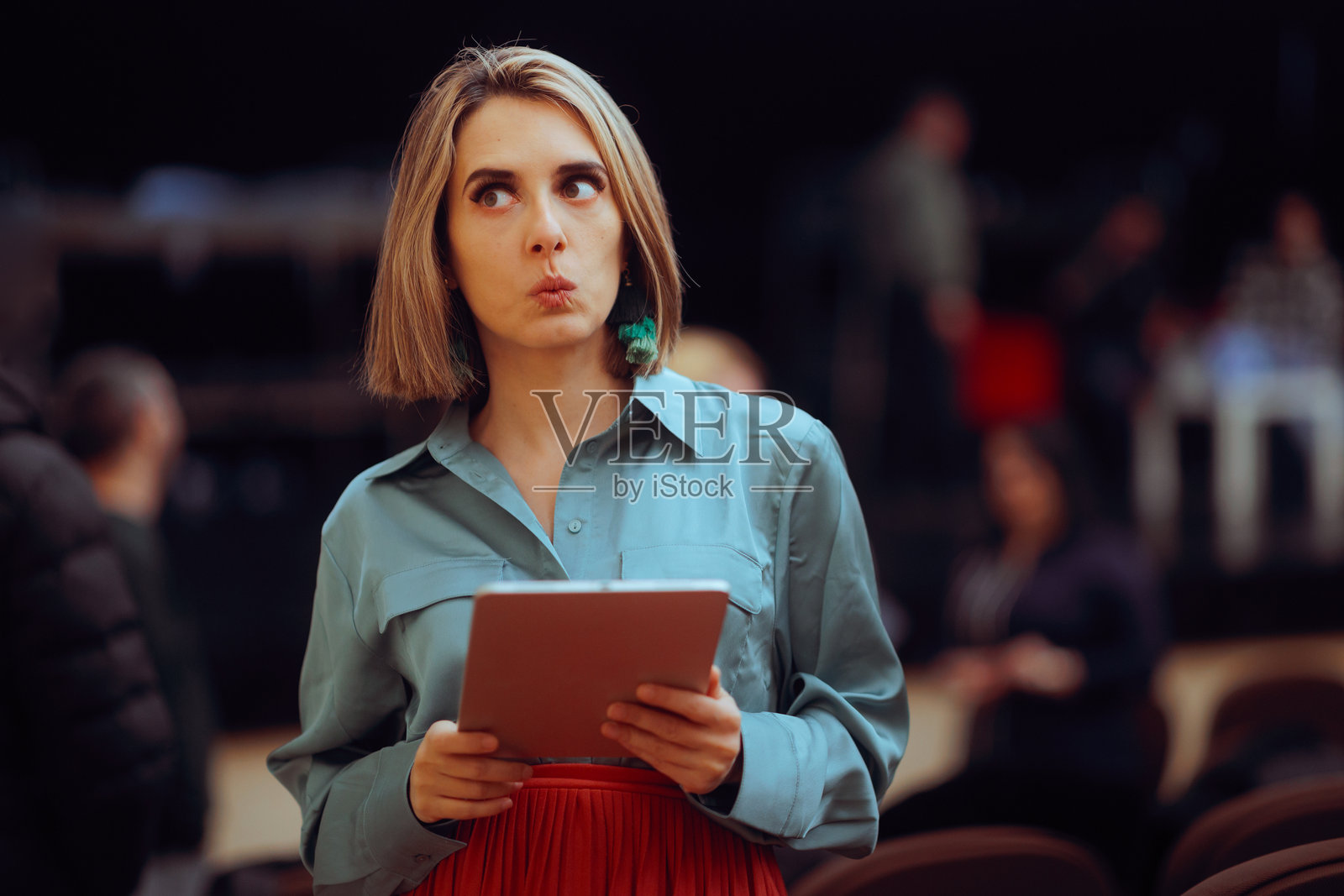 公关专员在公共活动展会上手持平板电脑照片摄影图片