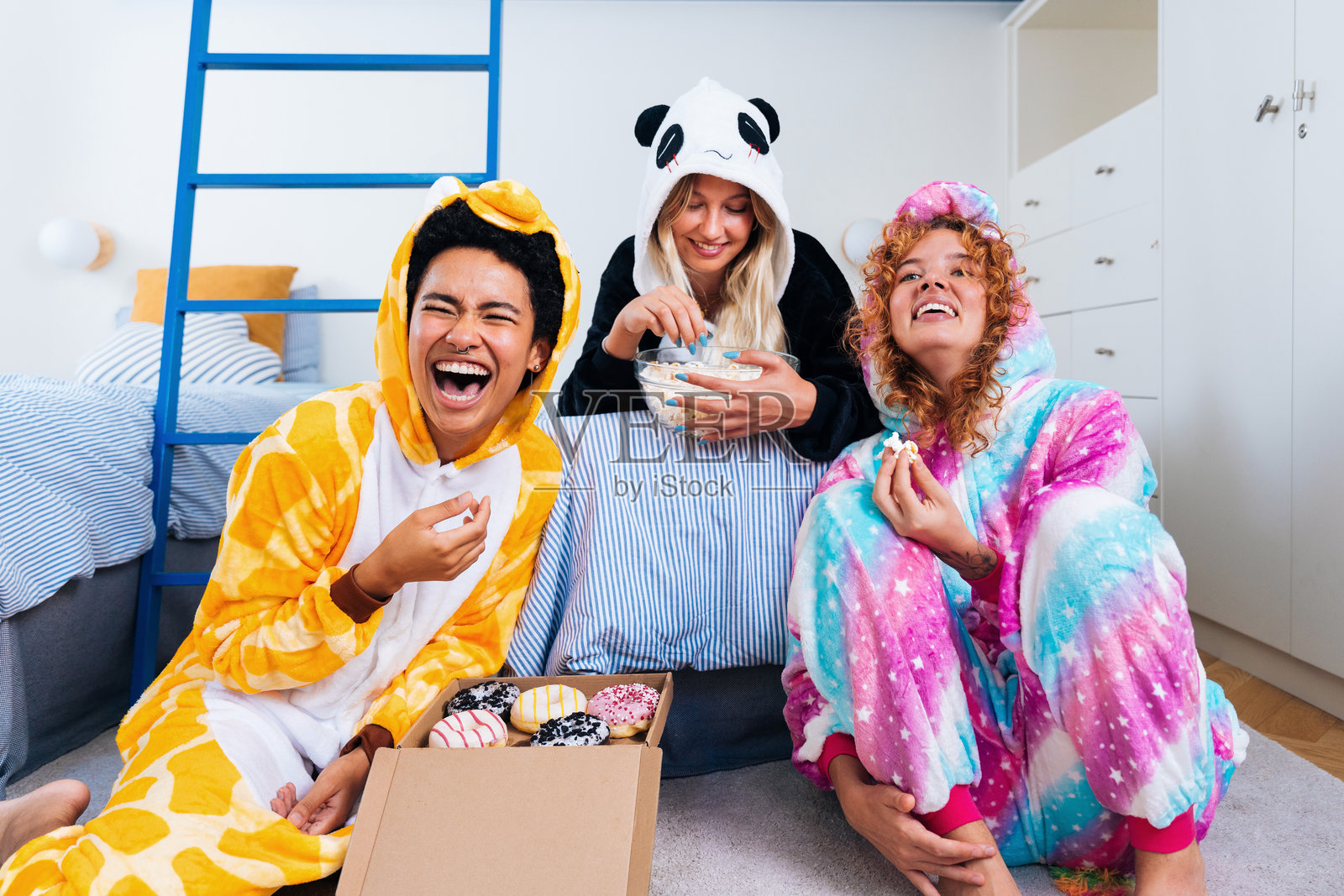多民族年轻女性朋友在家举办睡衣派对照片摄影图片