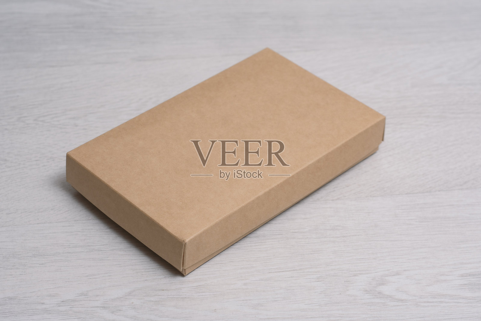 环保包装可持续运输箱，背景为浅色。简单而坚固的包装以保护产品。照片摄影图片