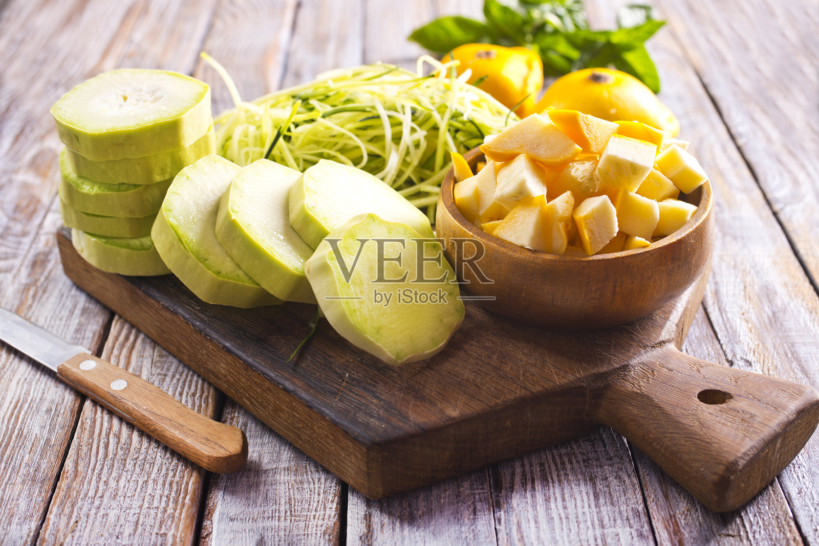 生 zucchini 和 patison 放在桌子上的木板上照片摄影图片