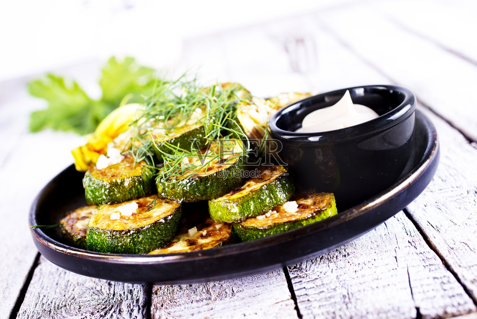 自制烤箱烤西葫芦片，配蒜和胡椒照片摄影图片