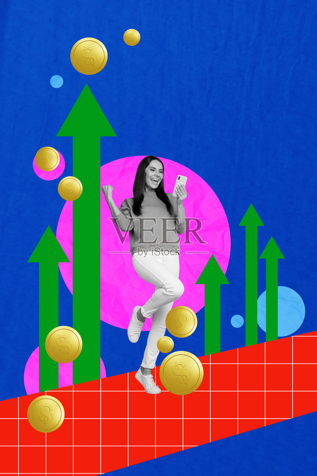 垂直照片拼贴，快乐的女性手持手机分析货币统计数据，增长、财富、成功的创意背景。照片摄影图片