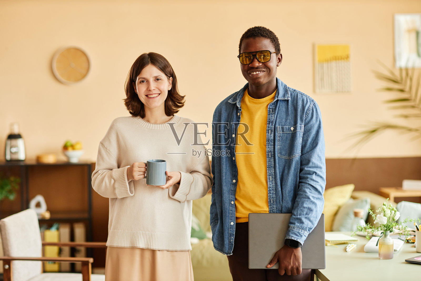 两位快乐的多民族同事在办公室合影照片摄影图片