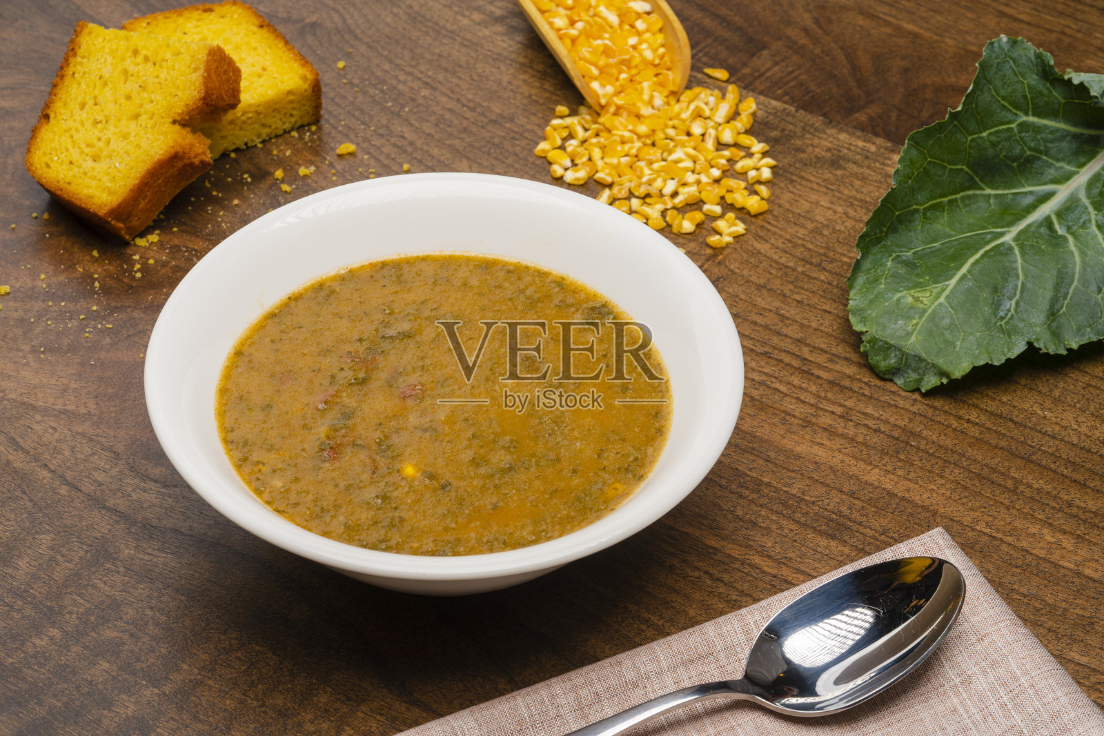 白碗中的卷心菜汤，配有玉米面包。土耳其菜，传统的黑卷心菜汤。照片摄影图片