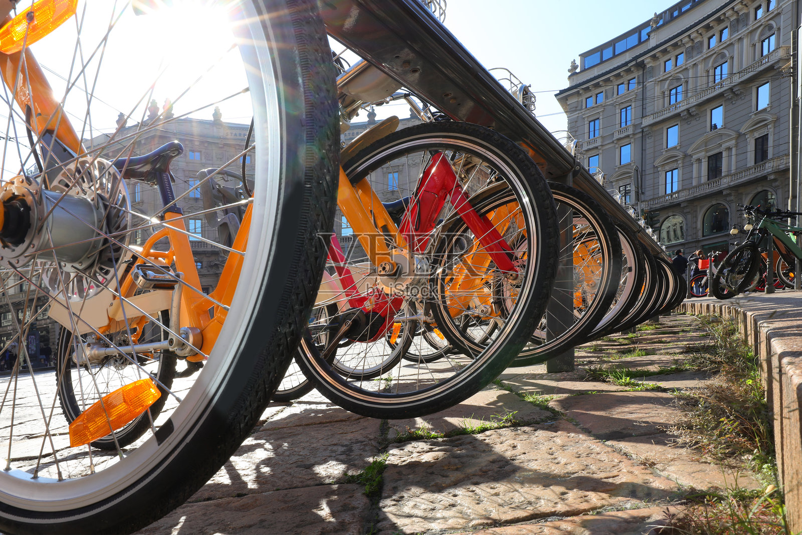 许多租赁自行车的轮胎，方便以环保的方式游览城市照片摄影图片