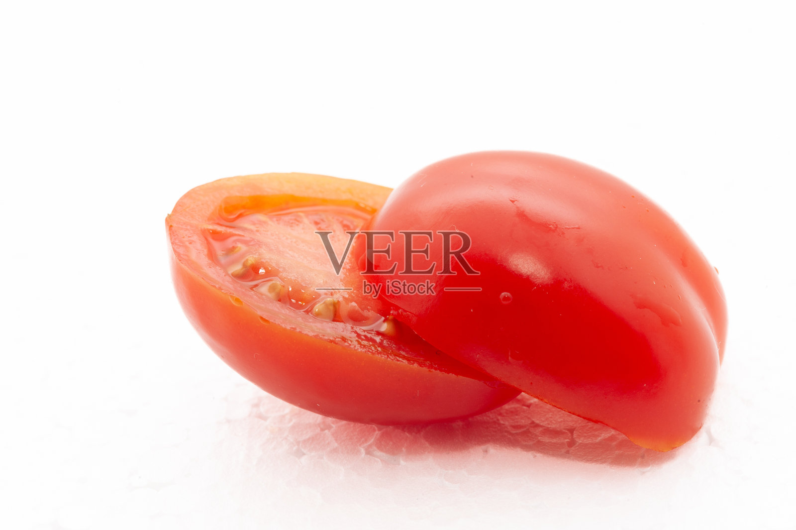 两片番茄切成两半照片摄影图片