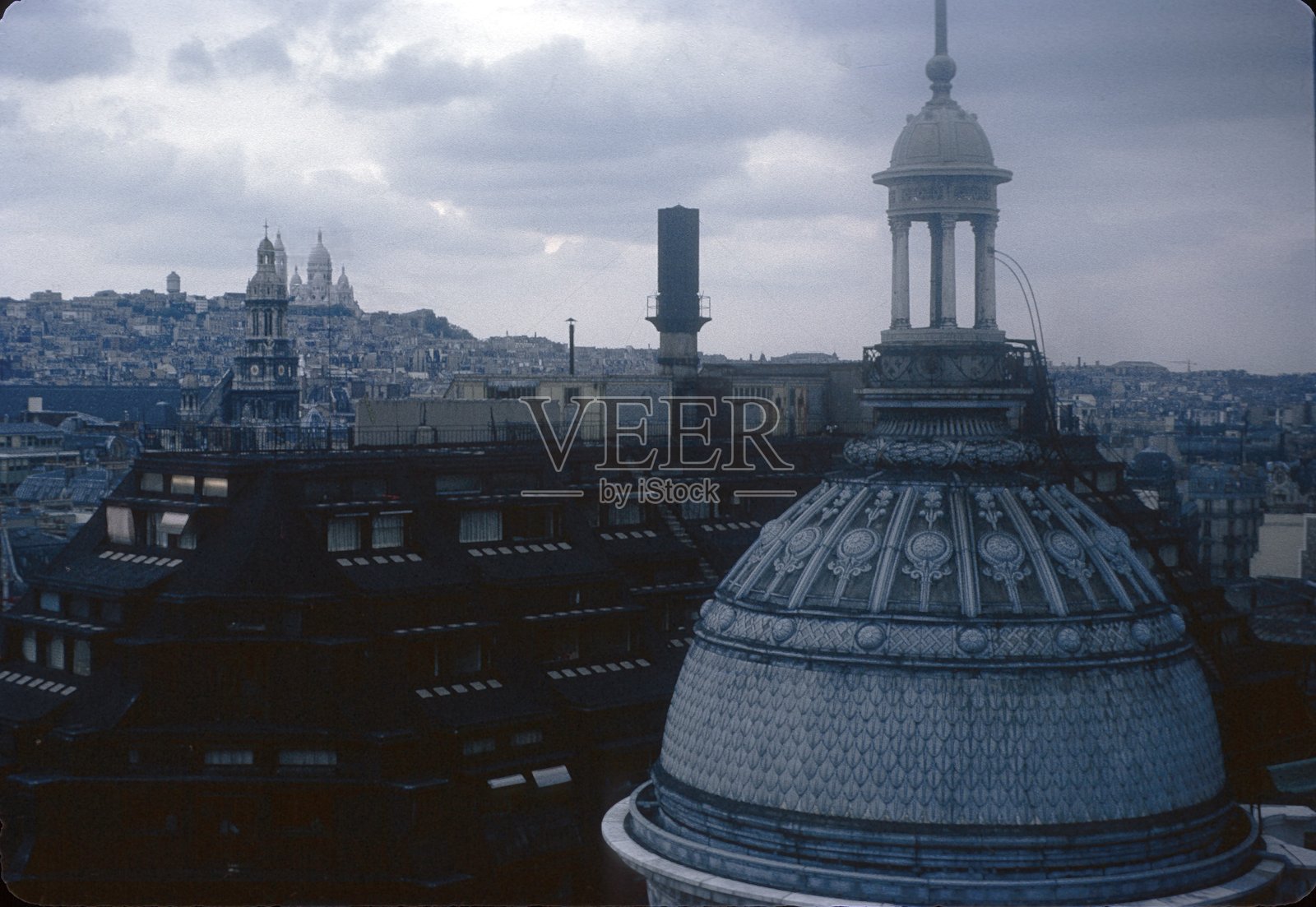俯瞰巴黎屋顶，远望蒙马特，法国照片摄影图片