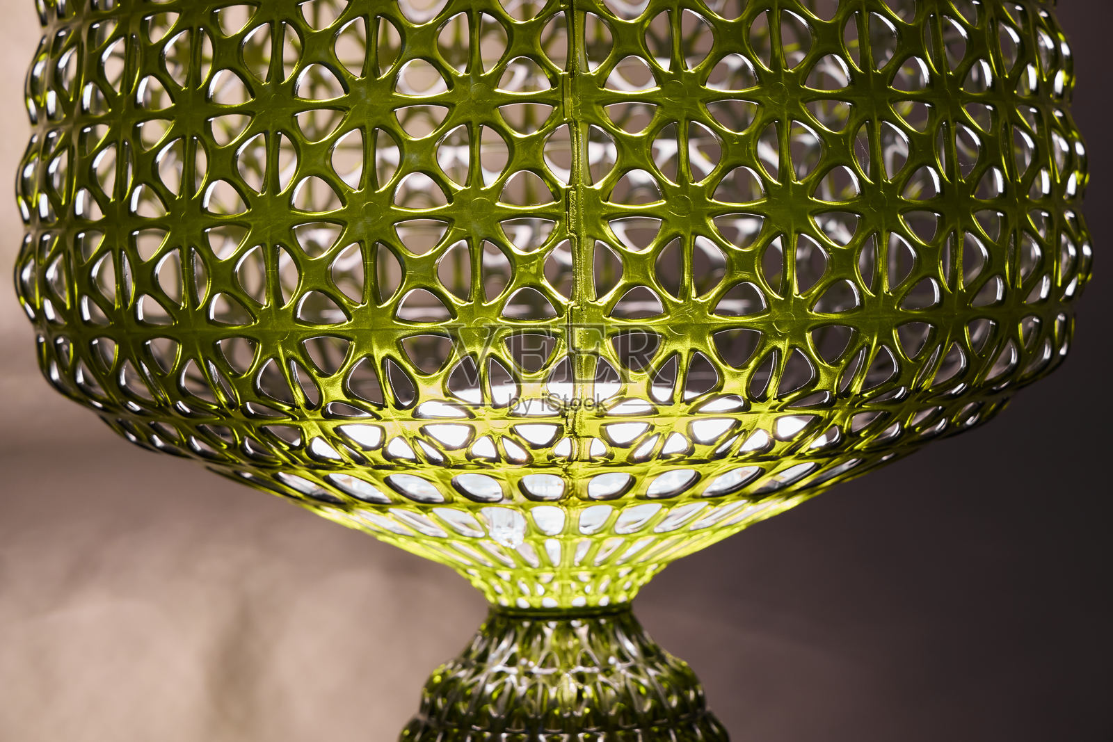 一款时尚优雅的绿色装饰灯，具有精致的设计，适合您的家居。照片摄影图片